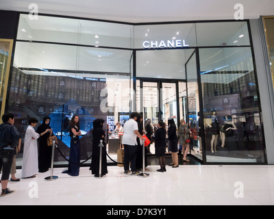 Warteschlange der Käufer außerhalb Chanel Boutique in der Dubai Mall in Dubai Vereinigte Arabische Emirate Stockfoto