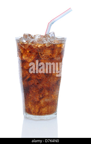 Glas gefüllt mit Eiswürfeln und Soda Cola auf einem weißen Hintergrund. Glas ist mit Kondenswasser bedeckt. Stockfoto