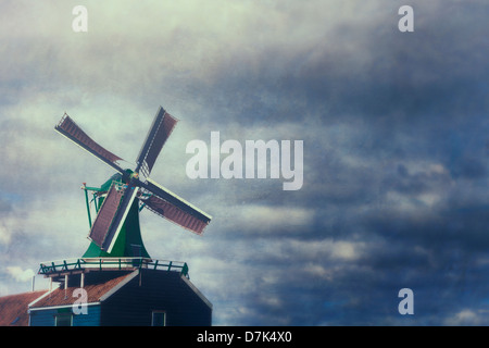 eine Windmühle vor Gewitterhimmel Stockfoto