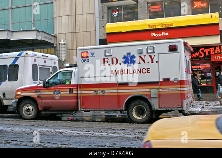 Ein Krankenwagen im Schnee draußen Pizza Hut in New York City USA Stockfoto