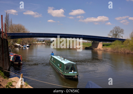 schmale Boot wird vertäut am Fluss Severn, in Upton auf Severn, Worcestershire, England, Stockfoto