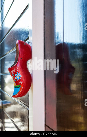 traditionelle holländische Holzschuh hängen an einer Haustür Stockfoto