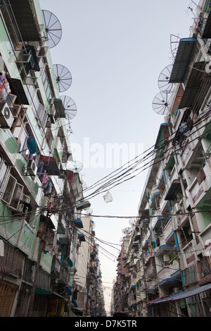 Gaunt Straße gesäumt von Satellitenschüsseln in der Innenstadt von Yangon, Myanmar 2 Stockfoto