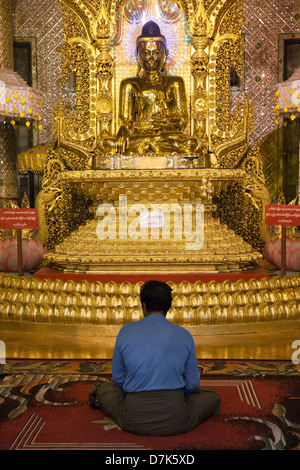 Mann, der betet, vergoldeten Buddha die Boatataung Pagode, Yangon, Myanmar Stockfoto