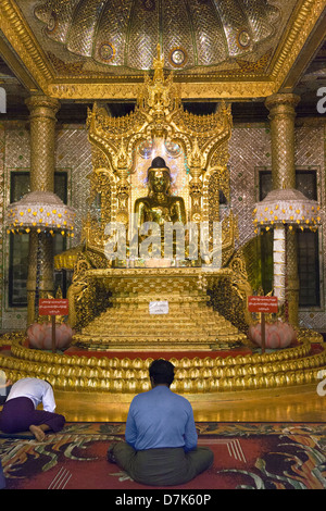 Männer beten, vergoldeten Buddha die Boatataung Pagode, Yangon, Myanmar Stockfoto