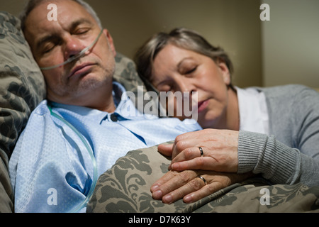 Altes Ehepaar miteinander schlafen im Bett Mann mit Nasenbrille Stockfoto