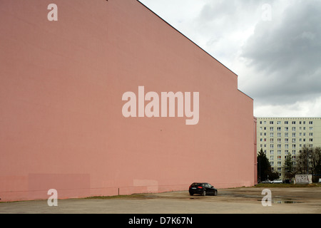 Berlin, Deutschland, das Auto parkt auf einen leeren Bereich neben dem Einkaufszentrum Alexa Stockfoto