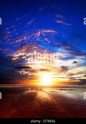 Traumhaften Sonnenuntergang über dem Meer Stockfoto