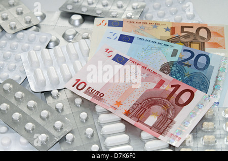 Berlin, Deutschland, Tabletten in Blister-Packungen und Euro-Scheine Stockfoto