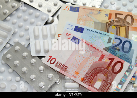 Berlin, Deutschland, Tabletten in Blister-Packungen und Euro-Scheine Stockfoto