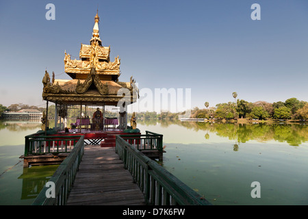 Schattigen Pavillon mit schiefen Turm auf Kandawgyi See, Yangon, Myanmar Stockfoto