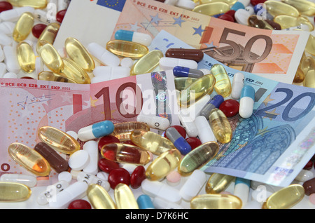 Berlin, Deutschland, Tabletten auf Euro-Banknoten Stockfoto