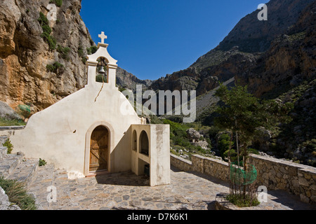 Kleine weiße orthodoxe Kapelle in den Bergen von Kreta, Griechenland Stockfoto