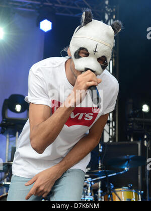 Mülheim, Deutschland. 8. Mai 2013. Deutscher Rapper Cro führt auf der Bühne während eines Konzerts in Mülheim, 8. Mai 2013. Foto: Jan Knoff/Dpa/Alamy Live News Stockfoto