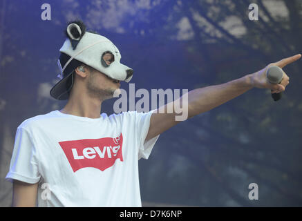 Mülheim, Deutschland. 8. Mai 2013. Deutscher Rapper Cro führt auf der Bühne während eines Konzerts in Mülheim, 8. Mai 2013. Foto: Jan Knoff/Dpa/Alamy Live News Stockfoto