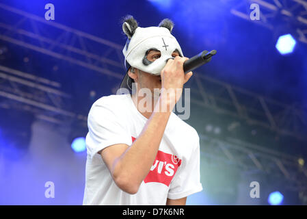 Mülheim, Deutschland. 8. Mai 2013. Deutscher Rapper Cro führt auf der Bühne während eines Konzerts in Mülheim, 8. Mai 2013. Foto: Jan Knoff/Dpa/Alamy Live News Stockfoto