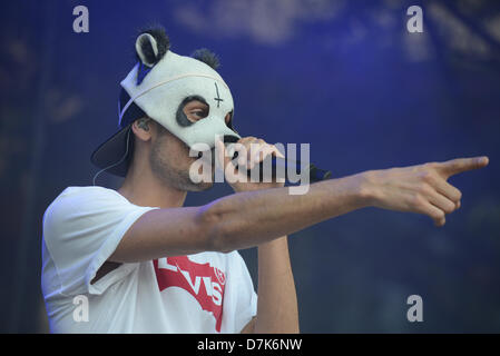 Mülheim, Deutschland. 8. Mai 2013. Deutscher Rapper Cro führt auf der Bühne während eines Konzerts in Mülheim, 8. Mai 2013. Foto: Jan Knoff/Dpa/Alamy Live News Stockfoto