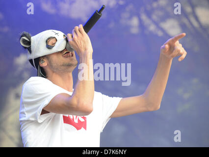 Mülheim, Deutschland. 8. Mai 2013. Deutscher Rapper Cro führt auf der Bühne während eines Konzerts in Mülheim, 8. Mai 2013. Foto: Jan Knoff/Dpa/Alamy Live News Stockfoto