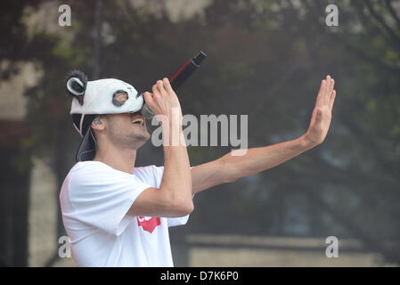 Mülheim, Deutschland. 8. Mai 2013. Deutscher Rapper Cro führt auf der Bühne während eines Konzerts in Mülheim, 8. Mai 2013. Foto: Jan Knoff/Dpa/Alamy Live News Stockfoto