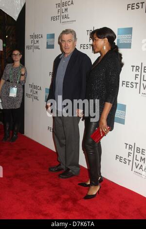 17. April 2013 - New York, New York, USA - GRACE HIGHTOWER rechts und links ROBERT DE NIRO fremde PREMIERE während der OPENING NIGHT des TRIBECA Filmfestival 2013 bei BMCC IRRIGEN besucht. (Kredit-Bild: © Mitchell Levy/Globe Photos/ZUMAPRESS.com) Stockfoto