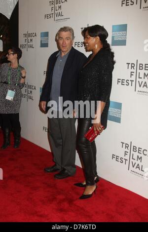 17. April 2013 - New York, New York, USA - GRACE HIGHTOWER rechts und links ROBERT DE NIRO besucht IRRIGEN für fremden während der OPENING NIGHT des TRIBECA Filmfestival 2013 bei BMCC PREMIERE. (Kredit-Bild: © Mitchell Levy/Globe Photos/ZUMAPRESS.com) Stockfoto