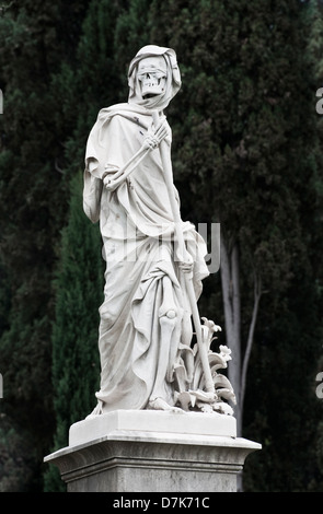Eine viktorianische Skulptur mit verbundenen Augen Tod, der Sensenmann, mit seiner Sense, auf dem englischen Friedhof, Florenz, Italien Stockfoto