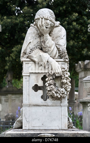 Das Grab des Künstlers und Anthropologen Arnold Landor auf dem englischen Friedhof in Florenz, Italien, ist mit einer Statue seiner trauernden Mutter gekennzeichnet Stockfoto