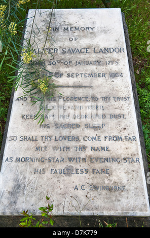 Das Grab des großen englischen Schriftstellers und Dichters Walter Savage Landor aus dem Jahr 19c auf dem englischen Friedhof, Florenz, Italien. Neben seinem Grab wächst eine Mimose Stockfoto