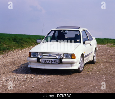 Ford Escort RS Turbo Serie 1 1985 - Frontansicht mit optionalen spot Lampen - Diamond White Stockfoto