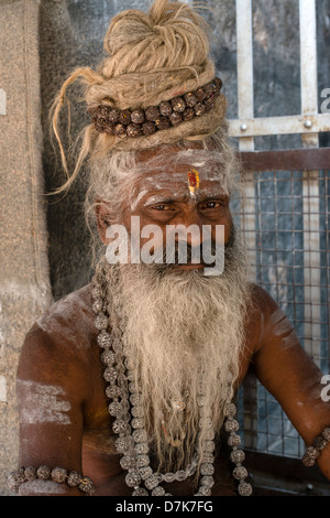 Ein Hindu Sadhu (Heiliger) sitzt im Arunachaleswara Tempel in Tiruvannamalai, Tamil Nadu, Indien Stockfoto