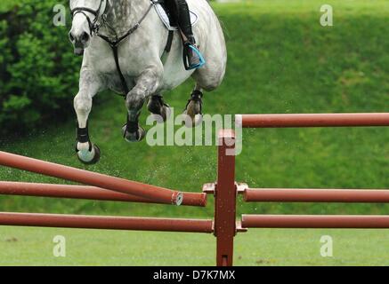 Hamburg, Deutschland, UK. 9. Mai 2013. Ein Reitzentrum führt einen Sprung in die 1. Qualifikation des deutschen Springreiten Derby in Hamburg, Deutschland, 9. Mai 2013. Foto: ANGELIKA WARMUTH/Dpa/Alamy Live News Stockfoto