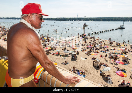 Berlin, Deutschland, sieht die Besucher von der Sonnenterrasse aus Wannsee Strandbad am Strand Stockfoto