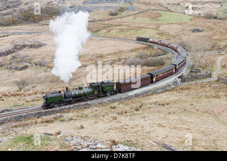 Dampflokomotive zieht einen Personenzug auf Welsh Highland Line Railway, Wales Stockfoto