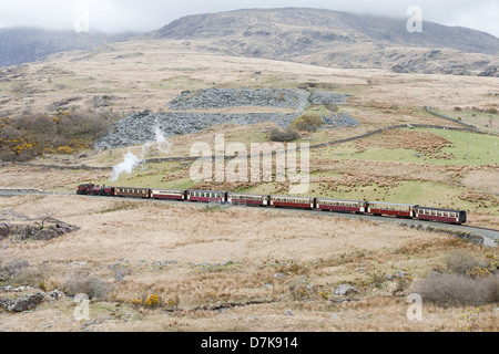 Dampflokomotive zieht einen Personenzug auf Welsh Highland Line Railway, Wales Stockfoto