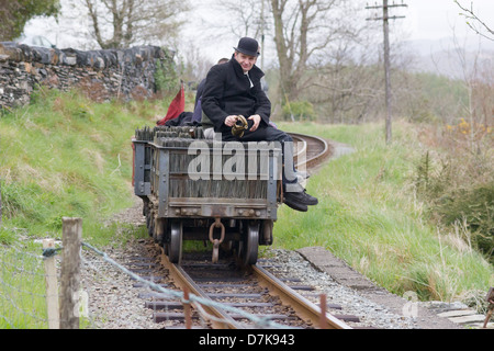 Schwerkraft Schiefer Bahn auf der Schiene wieder, Wales Stockfoto