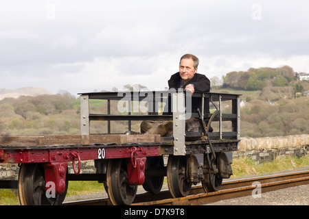 Schwerkraft Schiefer Bahn auf der Schiene wieder, Wales Stockfoto