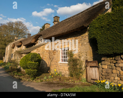 Naturstein-strohgedeckten Hütten im kleinen Weiler Baslow in Derbyshire, England Stockfoto