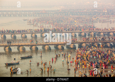 Überfüllten Pontonbrücken während Kumbh Mela, Allahabad, Indien Stockfoto