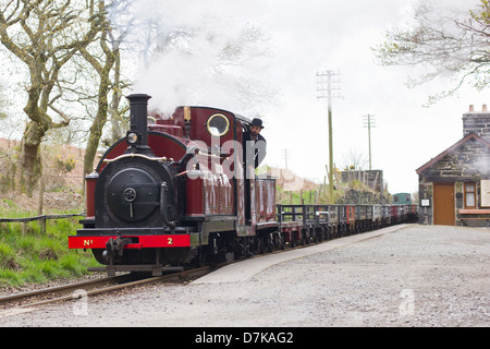 Eine Dampflok zieht einen Güterzug der Bahn wieder in Boston Lodge, Wales Stockfoto