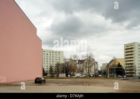 Berlin, Deutschland, das Auto parkt auf einen leeren Bereich neben dem Einkaufszentrum Alexa Stockfoto