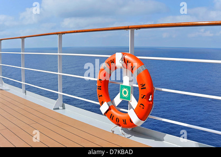 Rettungsring an Bord eines Kreuzfahrtschiffes Stockfoto