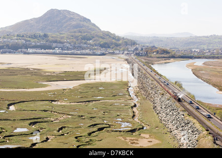 Eine Dampflok zieht einen Personenzug auf der Bahn wieder, Wales Stockfoto