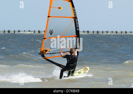 Ein Windsurfer machen das Beste aus sonnigen und windigen Wetter in der Themse-Mündung an Shoeburyness, East Beach, Essex. Stockfoto