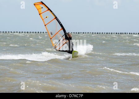 Ein Windsurfer machen das Beste aus sonnigen und windigen Wetter in der Themse-Mündung an Shoeburyness, East Beach, Essex. Stockfoto