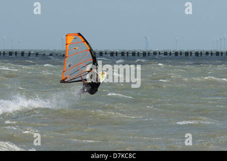 Ein Windsurfer machen das Beste aus sonnigen und windigen Wetter in der Themse-Mündung an Shoeburyness, East Beach, Essex. Stockfoto