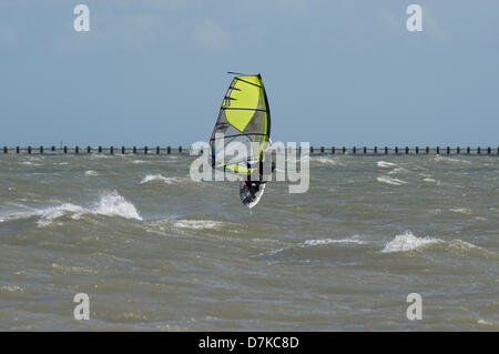 Ein Windsurfer machen das Beste aus sonnigen und windigen Wetter in der Themse-Mündung an Shoeburyness, East Beach, Essex. Stockfoto