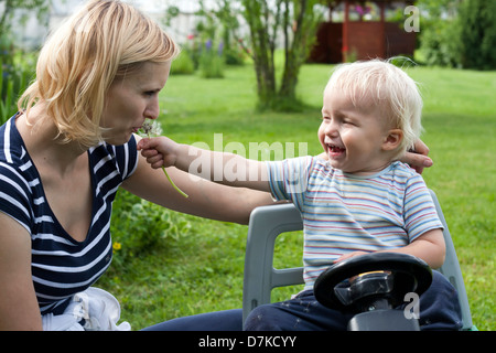 Mutter und Sohn Spaß außerhalb. Stockfoto