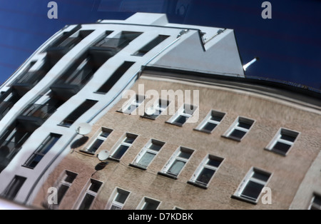 Berlin, Deutschland, Wohnung Häuser spiegelt sich in einem Autofenster Stockfoto