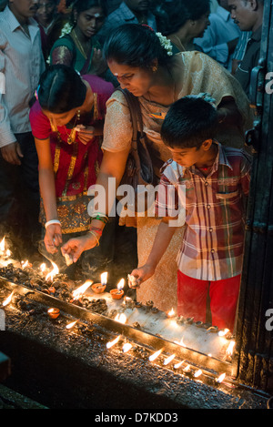 Hindu Anhänger Licht Ghee-Lampen in einem Schrein im Arunachaleswara Tempel in Tiruvannamalai, Tamil Nadu, Indien Stockfoto