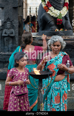 Hindu Anhänger Opfergaben von Campher in einem Schrein im Arunachaleswara Tempel in Tiruvannamalai, Tamil Nadu, Indien Stockfoto